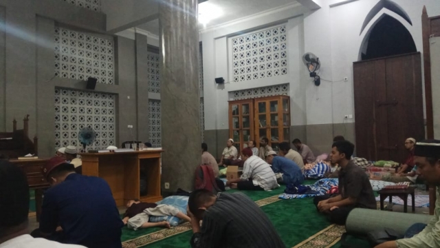 Mendengarkan kajian saat malam i'tikaf - Masjid Menara Iman, Kudus